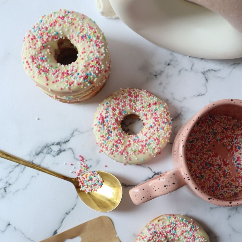 Décors sucrés multicolores pour donuts